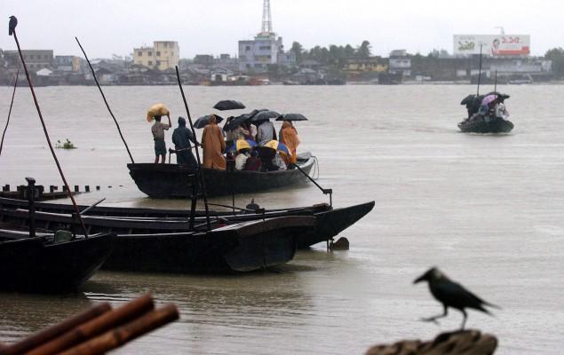 Myndigheter i Bangladesh och östra Indien har evakuerat hundratusentals människor från de sårbara kustområdena. AFP PHOTO/Farjana KHAN GODHULY 
