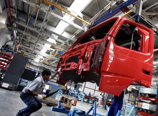 Det finns en Volvo bilfabrik i Hoskote i Indien som är ca 40 km från Bangalore. Volvo har börjat öka tillväxten i Asien och Volvo Indien exporterar nu bussar till Bangladesh och lastbilar till Sydkorea. (Foto: AFP/Dibyangshu Sarkar)