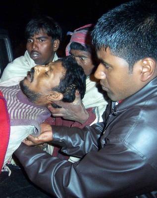 INDIEN, Dibrugarh: En skadad man har tagits till Assam Medical College sjukhus i Dibrughar. Polisen misstänkte att ULFA (United Liberation Front of Asom) hade attackerat arbetare som flyttat från andra områden. (Foto: AFP)