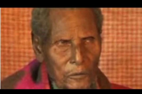 Dhaqabo Ebba i bilden påstår sig vara 160 år gammal. (Foto: Skärmdump av AOL-video)