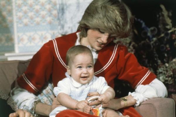 Prins William, 6 månader, son till prins Charles och prinsessan Diana, fotograferad vid Kensington palatset I London 22 december 1982. (Foto: David Caulkin / AFP)