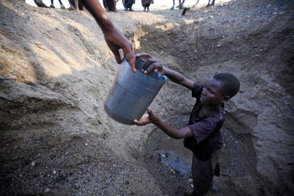 Barn i norra Kenya gräver ett hål i flodbädden i sökandet efter vatten. Torka har en enorm påverkan på samhällen runtom i världen, och enligt FN förväntas den bara bli värre. (Foto: Christopher Furlong/Getty Images) 