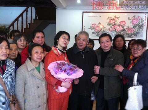 Ding Hongfeng (med blommor) firar sitt frisläppande i mars 2014. Aktivisten Ding fördes bort igen från sitt hem av polisen den 14 april utan någon häktningsorder. (Foto: Boxun)