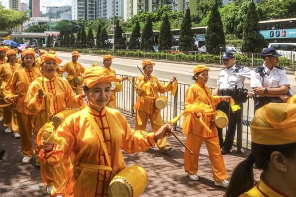 Divine Land Marching Band, en traditionell kinesisk trumslagartrupp, vandrade genom Hongkongs gator för att uppmärksamma årsdagen av förföljelsen av Falun Gong, som pågått i sexton år. (Foto: Phillip Evich/Epoch Times)