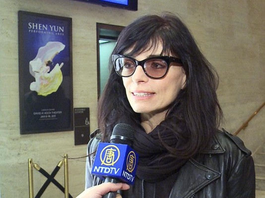 Prisade designern Norma Kamali såg Shen Yun Perfoming Arts vid en fullsatt föreställning på Lincoln Centers David H. Koch Theater den 16 januari i New York (Foto med tillstånd av NTD Television)