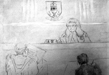 En teckning av en scen i Ontarios överdomstol, där domaren hörde skäl för att ett kanadensiskt civilmål mot kinesiska tjänstemän skulle få fortsätta, och att de som utsatts för tortyr skulle kunna få upprättelse. (Foto: Gordon Yu / Epoch Times)
