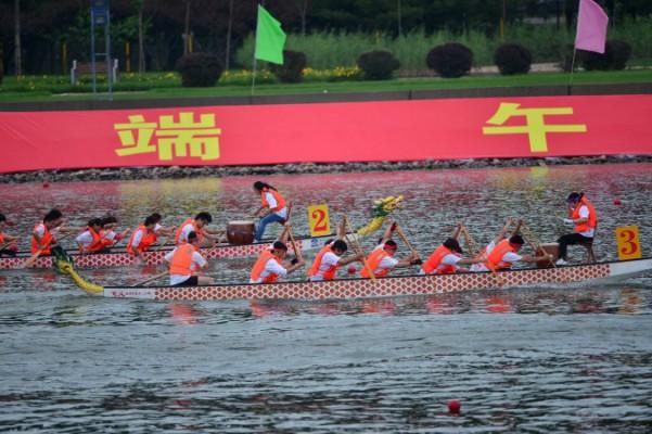 Båtar tävlar i Drakbåtsfestivalen i Peking i juni. Kinesiska tjänstemän skyller bankernas striktare kreditgivning på stora uttag i samband med festivalen, trots att den firas årligen och aldrig tidigare har skadat banksystemet. (Foto: STR/AFP)
