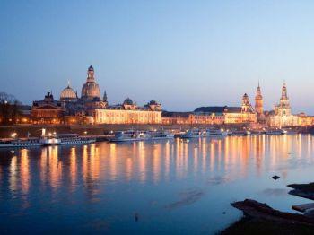 Nordens Florens, ett namn som Dresden verkligen förtjänar. När man blickar ut över floden Elbe under det tidiga kvällsljuset är det högsta kupoltaket till vänster den renoverade Fraunkirche (Foto: Jason Wang/Epoch Times)

