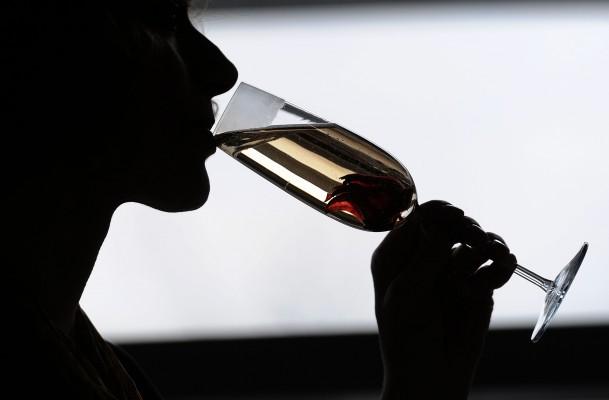 Måttligt drickande, ett eller två glas vin varje dag, kan leda till ökad cancerrisk visar forskning. (Foto: AFP/ Patrik Stollarz)