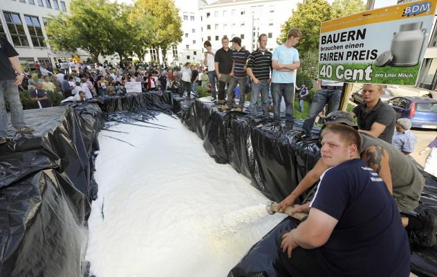Mjölkproducenter i Europa protesterar mot låga mjölkpriser, och dumpade närmare 25 miljoner liter mjölk på åkrarna i september. I Tyskland dumpade bönder ut mjölk framför Jordbruksministeriet i staden Mainz, den 22 september. (Foto: Torsten Silz/AFP/DDP)