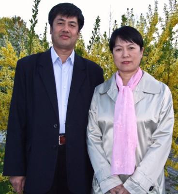 2005 kom Li Zhihe och Zhang Guirong med sin son till Sverige som FN-flyktingar, för att få skydd från förföljelsen av Falun Gong i Kina. 