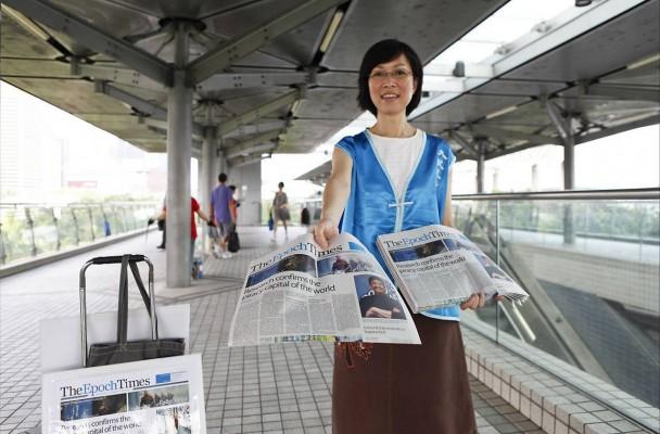 Den första engelska Epoch Times-utgåvan distribuerades på Hongkongs gator den 18 maj 2010. (Foto: Epoch Times)