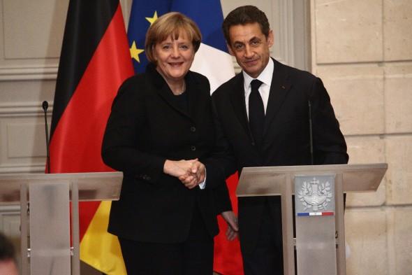 Frankrikes president Nicolas Sarkozy och Tysklands förbundskansler Angela Merkel vid en gemensam presskonferens inför krissamtalet om eurozonen på Elysée Palace i Paris den 5 december. (Foto: Julien M. Hekimian/Getty Images)