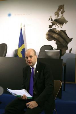 Statsminister Fredrik Reinfeldt möter pressen i Lissabon. Reinfeldt och biståndsminister Gunilla Carlsson deltar i EU-Afrikatoppmötet den 8-9 december 2007 i Lissabon. (Foto: AFP/ Dominique Faget) 