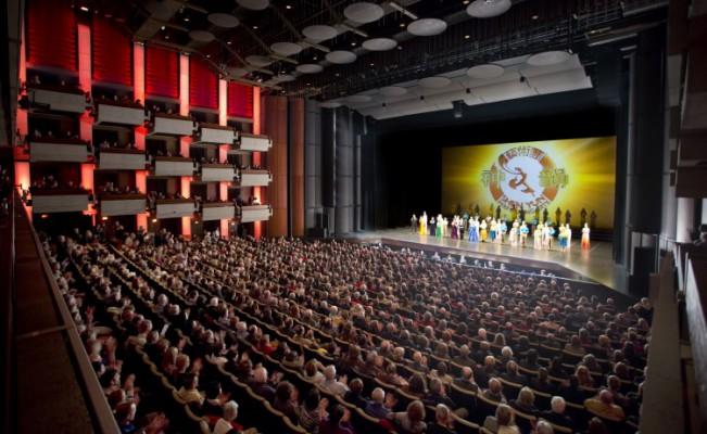 Den helt fullsatta salongen på Grand Théâtre de Québec efter Shen Yuns föreställning den 8 januari 2013, var en imponerande syn, sade Marcel Dallaire, teaterns vd och chef. (Foto: Evan Ning/Epoch Times)