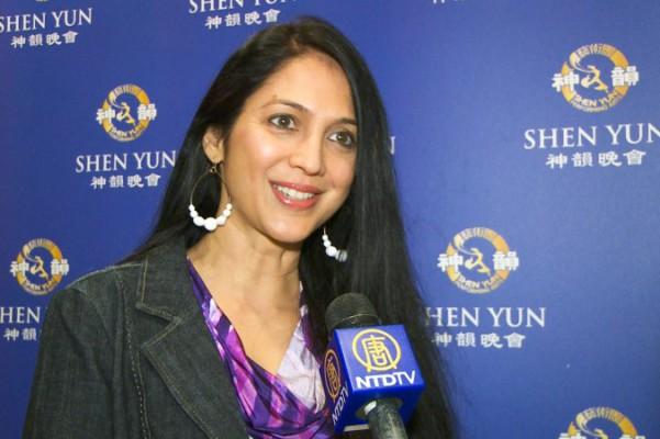 Skådespelerskan och filmproducenten Kalpana Pandit vid Shen Yun Performing Arts föreställning på Lincoln Center i New York den 28 april, 2013. (Bild: NTD Television)