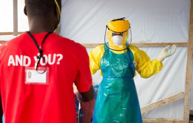 Vårdpersonal iklädd skyddsdräkt på organisationen Emergencys center för behandling av Ebola i Lakka, Sierra Leone. (Foto: med tillstånd av Emergency.it)
