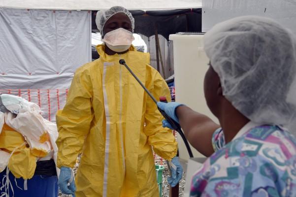 En sjukvårdare saneras på läkarstationen för Läkare utan gränser där folk som drabbats av ebolavirus behandlas i Monrovia den 26 september 2014. (Foto: Pasval Guyot/ AFP /Getty Images)
