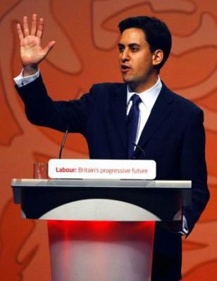 Ed Miliband framträdde efter att ha blivit vald till ny ledare för Storbritanniens oppositionsparti, Labour, inför deras årliga konferens i Manchester i nordvästra England, den 25 september 2010. (Foto: Paul Ellis / AFP / Getty Images)