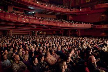 Publiken i Edinburg, Scotland njöt av Shen Yuns föreställning på onsdagkvällen. (Jianxin Wang/The Epoch Times )
