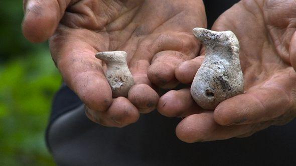 Två stenföremål i form av ankor, daterade till runt 700 f.Kr. (Foto: Luke Beaman/The Open University)
