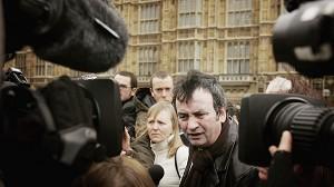 Gerry Conlon talar med pressen tillsammans med Bridie Brennan, vid deras ankomst till Houses of Parliament i London, 9 februari 2005,. 