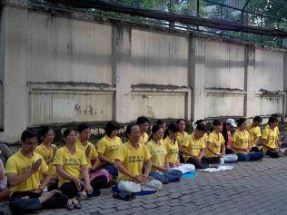 Falun Gong-utövare mediterar mittemot det kinesiska konsulatet i Ho Chi Minh-staden på torsdag morgon till stöd för Vu Duc Trung och Le Van Thanh. Gruppen på bilden greps kort efter att bilden togs. (Anonym fotograf)
