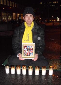 Guo Jufeng deltar i en demonstration för Falun Gong i Tyskland, där han nu bor efter att ha flytt från Kina på grund av politisk förföljelse. (Foto: Minghui.org)