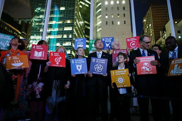 FNs generalsekreterare Ban Ki-moon med sin fru Yoo Soon-taek, regissören Richard Curtis och FNs vice generalsekreterare Jan Eliasson här samlade med skyltar som representerar FNs nya hållbarhetsmål. Bilden är tagen 22 september 2015 I New York. Foto: Kena Betancur/Getty Images for Global Goals 
