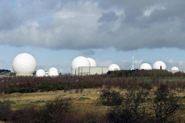 De här champinjonliknande sakerna är antenner som troligtvis används för signalspaning/spioneri, bilden är från England år 2000. (Foto: Stringer / AFP Photo) 