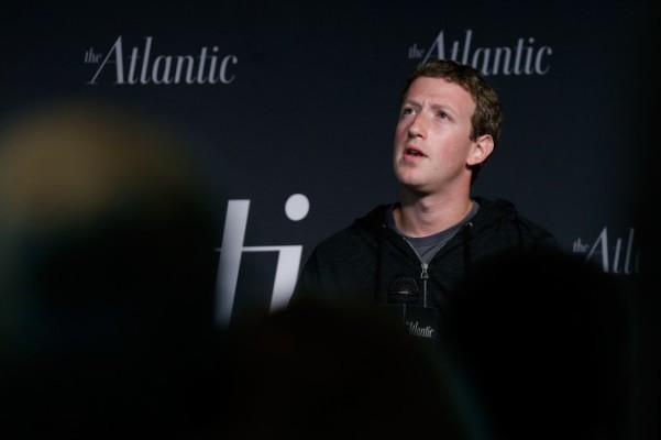 På denna arkivbild talar Facebooks vd Mark Zuckerberg på Newseum i Washington D.C. (Foto: Win McNamee / Getty Images)