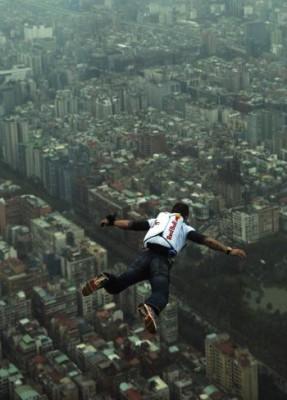 Felix Baumgatner, fallskärmshoppare från fast punkt, hoppade från Taipei tornet 101, en  av världens högsta färdigställda byggnader på 508 meter, i Taiwan den 12 dec 2007. Senare i år  planerar Baumgartner att slå ett 50- årigt höjdrekord genom att hoppa från ca 36,6 kilometers höjd. (Foto. Joerg Mitter/Getty Images)