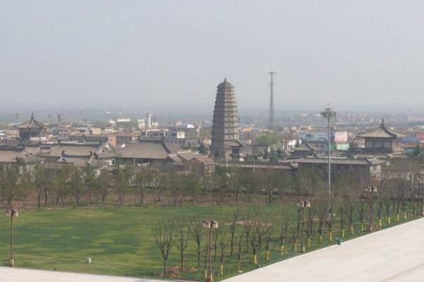 Ett utvecklingsprojekt nära Kinas Famen-tempel som skapats för att slå mynt av turismen har inte gett de kommunistiska tjänstemän som planerade det något annat än skulder. (Foto: Peter17/Wikimedia Commons)
