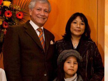 Henry Javier Arcos Muñoz, generalkonsul från Colombia, och hans hustru Silvia Callirgos och deras lilla dotter Siljha Arcos på Jahrhunderthalle. (Foto Epoch Times)