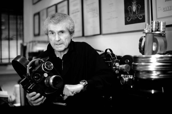 Franska regissören Claude Lelouch, här med analog filmkamera 2010, på sitt kontor "club 13". (Foto: AFP/Eric Feferberg)