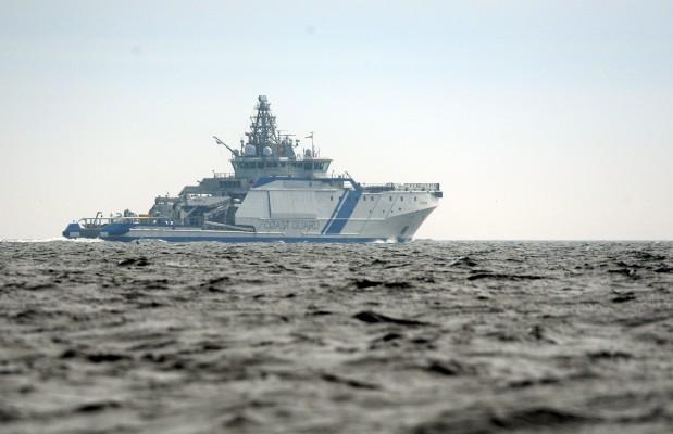 Gränsbevakningsfartyg Turva patrullerar i vattnen nära Helsingfors den 28 april 2015. Finland sade på tisdagen att marinen hade skjutit varningsskott under natten mot en eventuell ubåt utanför Helsingfors. (Foto: Mikko Stig /AFP/Getty Images)