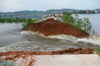 Svåra översvämningar i nedre delen av Yangtzefloden i Poyanghäradet i Jiangxiprovinsen ledde till att en landsväg kollapsade den 16 juni (Foto: Epoch Times arkiv)
