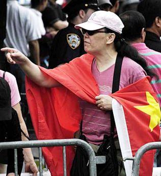 Li Huahong insvept i en kinesisk flagga den 31 maj 2008 i Flushing. Hon är känd för att sprida den kinesiska regimens propaganda till kineser i Flushing. (Foto: Epoch Times)
