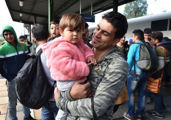 Många av flyktingarna som fastnat i Ungern har nu kommit till München med tåg. Under helgen anlände omkring 20 000 och fler är på väg. Foto: Bernd Settnik /Getty Image