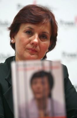 Kristiyana Valcheva presenterar sin bok "Jag håller huvudet högt – åtta år i helvetet", i Paris den 5 oktober 2007. (Foto: AFP/Thomas Coex)