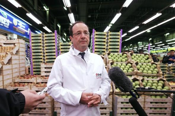 Frankrikes president Francois Hollande besöker Rungis grossistmarknad i närheten av Paris den 27 december 2012. (Foto: BenoitTessier /AFP/Getty Images)
