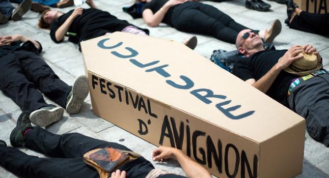 Som en protest den 18 juni, sjösattes en brinnande kista av papp med 'Avignon festivalen' på. Vid demonstrationen i Marseille deltog franska artister och säsongsarbetare. (Foto: Bertrand Langlois / AFP / Getty Images)
