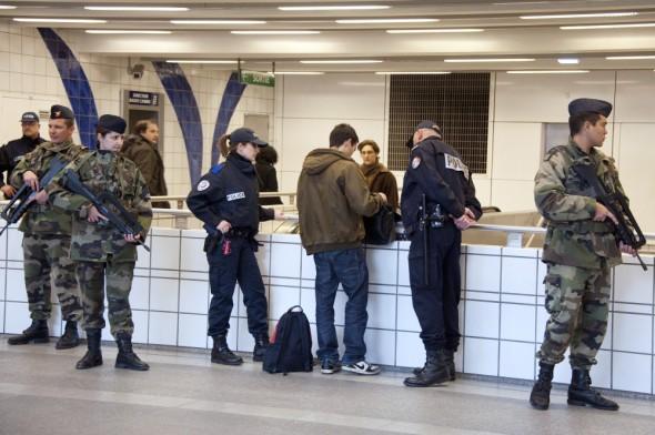 Soldater och poliser kontrollerar en passagerare i tunnelbanan en dag efter skotten på den judiska skolan  "Ozar HaTorah", den 20 mars, 2012 i Toulouse, sydvästra Frankrike. (Foto: Pascal Pavani /AFP/Getty Images)