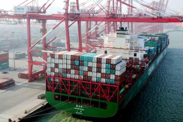 En containerbåt i hamnen i staden Qingdao i Kina. Ett amerikanskt företag har upptäckt att handscannrar som används inom frakt och logistik innehöll kinesisk spionmjukvara. (Foto: STR/AFP/Getty Images)