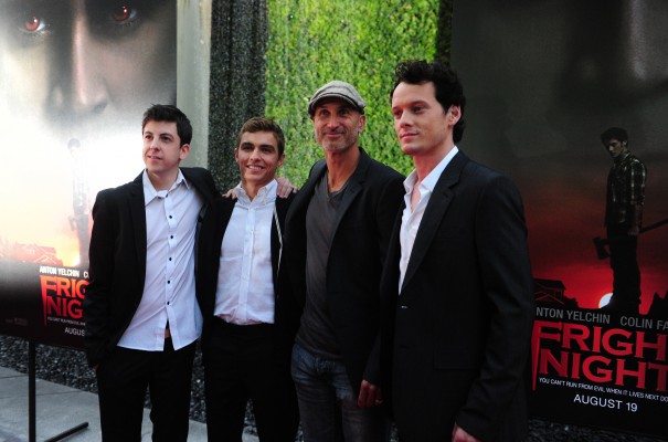 Regissör Craig Gillespie (andra till höger) poserar med skådespelarna Christopher Mintz-Plasses (t.v) Dave Franco (andra t.v) och Anton Yelchin (t.h)vid ankomsten till filmvisning av "Fright Night" den 17 augusti 2011 i Hollywood, Kalifornien. (Foto: AFP/Frederic J.Brown)