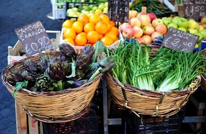 Ta kontrollen över ditt sug på mat med högt GI. Ät mer frukt och grönsaker för att säkerställa hälsan. (Foto: AFP/Alberto Pizzoli)