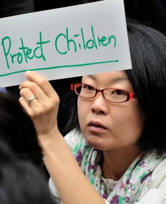 Demonstranter kräver av utbildningsministern att man skyddar barn från strålning i maj 2011. (Foto: Yoshikazu Tsuno/AFP)
