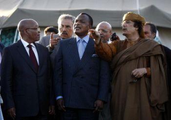 Den libyske ledaren Moammar Gadaffi samtalar med Sydafrikas president Jacob Zuma och Kongos president Sassou Nguesso utanför ett tält i Gadaffis residens Bab al-Aziziya, i Tripoli den 10 april. (Foto: Mahmud Turkia/AFP/Getty Images)
