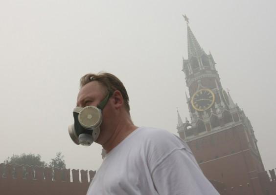 Giftiga partiklar flyger i luften i samband med skogsbränderna och oroar Moskvas invånare som skyddar sig med gasmasker. (Foto: AFP/Andrey Smirnov)
