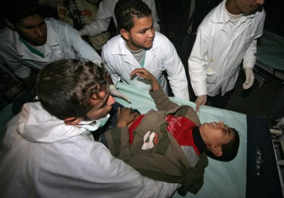 Palestinier bär på en sårad pojke till sjukhuset al-Shifa i Gaza City den 29 december, då två dog och ett 30-tal skadades efter israeliska attacker i Beit Lahia och Beit Hanun i norra Gazaområdet. (Foto: Yasser Saymeh/AFP)
